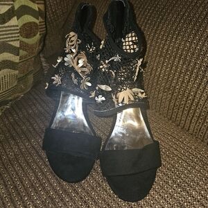 Carlos by Carlos Santana Black and Tan Floral Heels